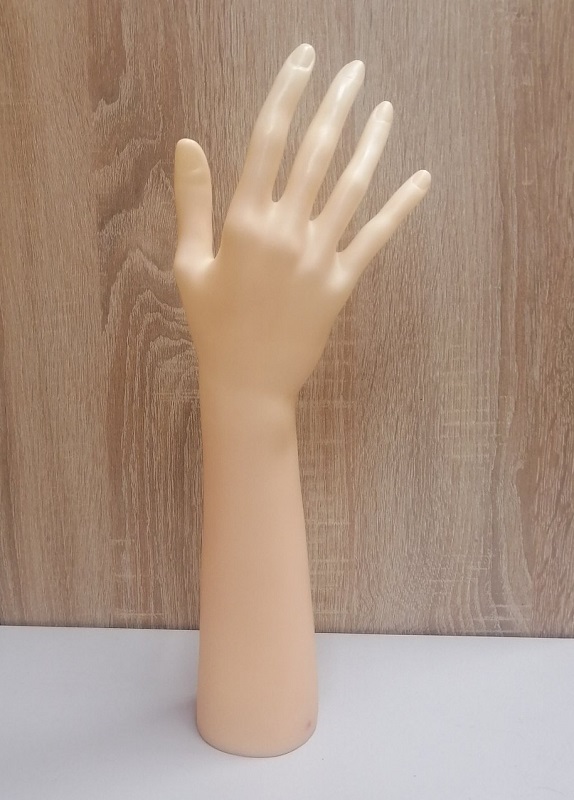 Форма рук купить. Пластиковая рука манекен. Пластмассовая ладонь. Накладки на руки. Выдвигающая рука пластмассовая.